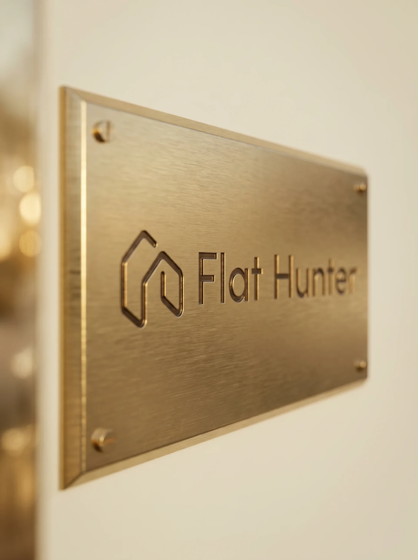 Plaque en laiton gravée du logo Flat Hunter